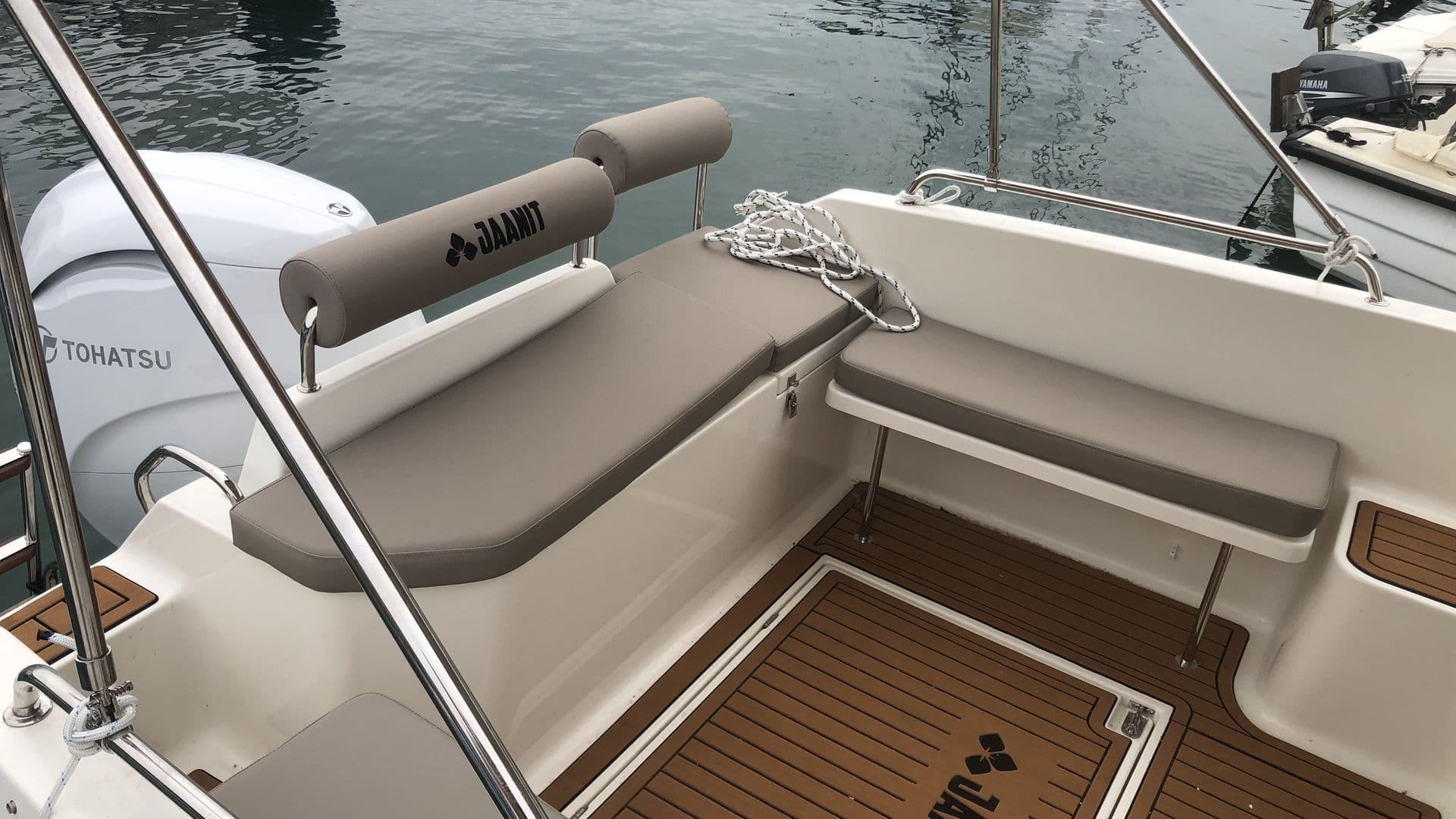 Jannit 590 cabin - 6