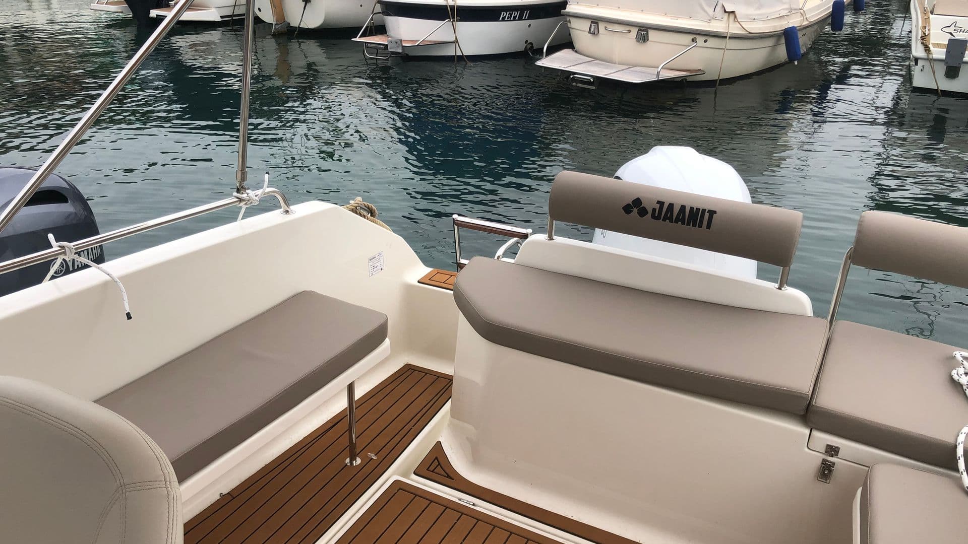 Jannit 590 cabin - 5