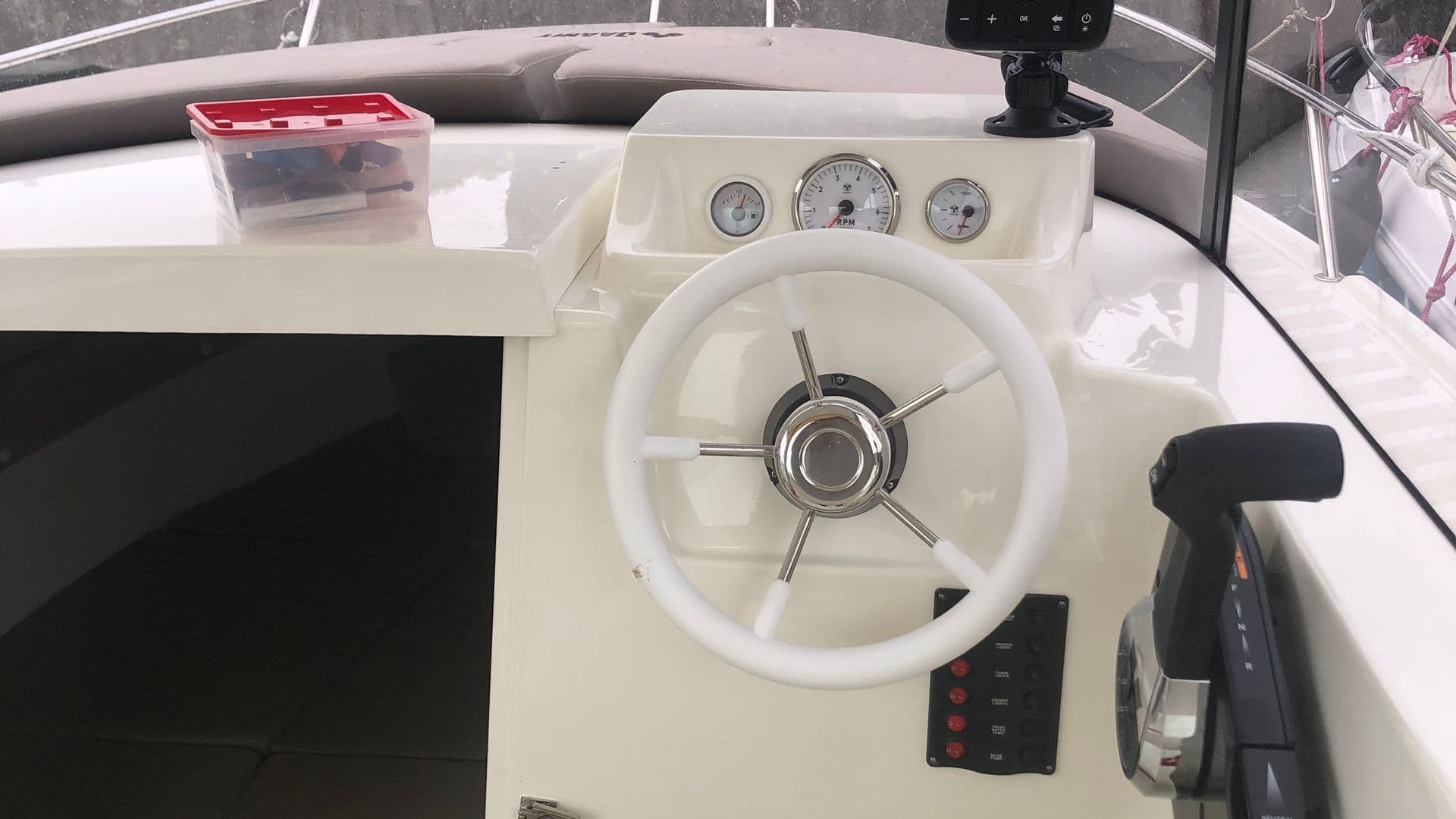 Jannit 590 cabin - 4